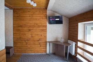 Отель Hotel & Restaurant Complex HAP-OK Brodki Большой двухместный номер с 1 кроватью или 2 отдельными кроватями-3